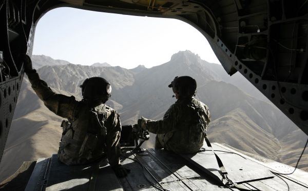 Posádka amerického vrtulníku Chinook v provincii Lógar.